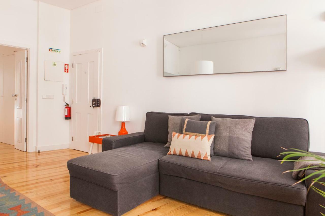 Cozy 1St Floor Flat Central Chiado District With Balconies And Ac 19Th Century Building ลิสบอน ภายนอก รูปภาพ