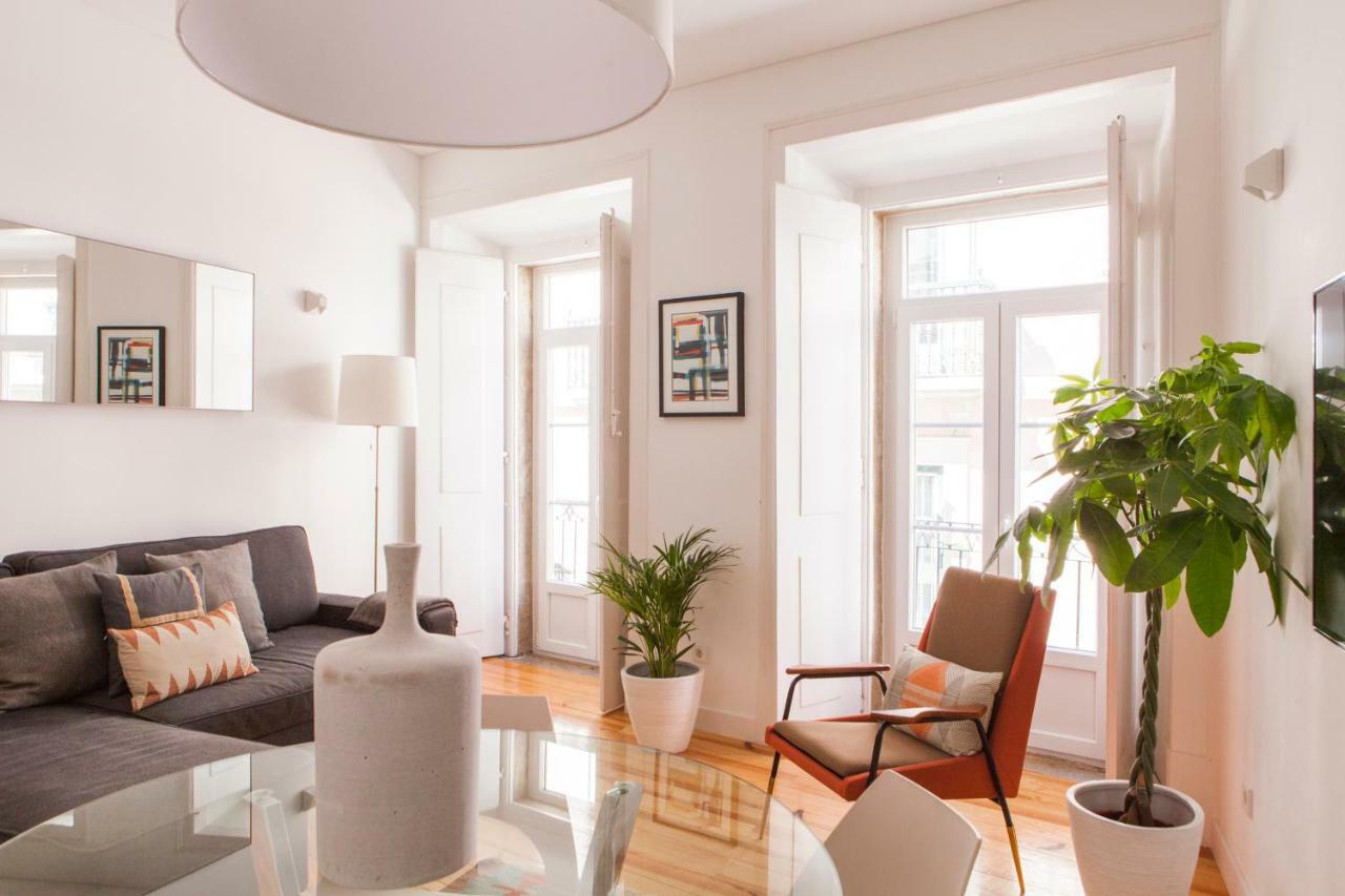 Cozy 1St Floor Flat Central Chiado District With Balconies And Ac 19Th Century Building ลิสบอน ภายนอก รูปภาพ