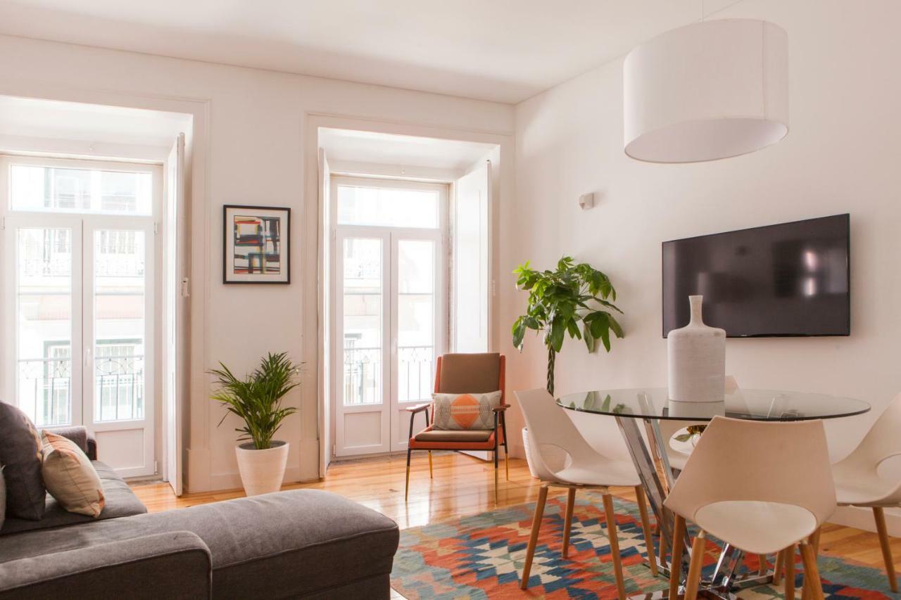 Cozy 1St Floor Flat Central Chiado District With Balconies And Ac 19Th Century Building ลิสบอน ภายนอก รูปภาพ